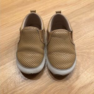 Little Love Bug | The Quinns in tan | sz 7